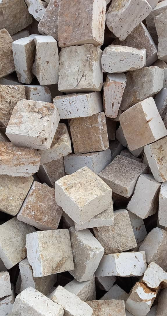 نمای نزدیک و کاملاً واضح سنگ کوبیک با برش منظم جهت پروژه تهران و کرج