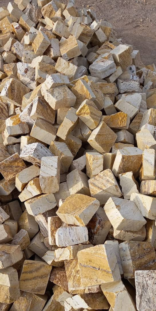 نمای نزدیک و نمونه سنگ کوبیک نامنظم با رنگ بندی دائمی و ماندگار