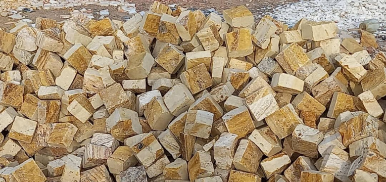 سنگ کوبیک رنگ زرد عسلی و لیمویی