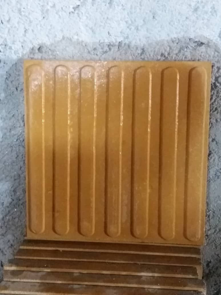 کفپوش زرد نابینایان ۴۰ در ۴۰ ۷ خط ارسال از اصفهان با رنگ خارجی
