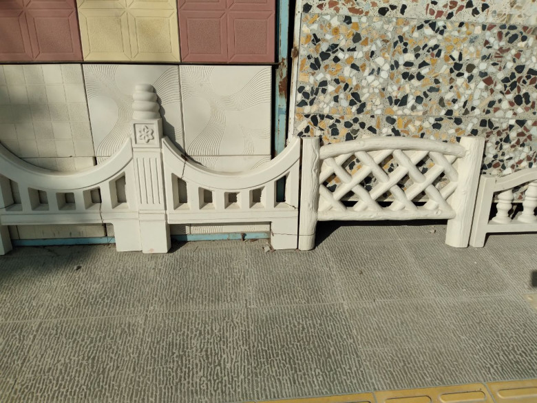 نرده سیمانی و نوار دور باغچه